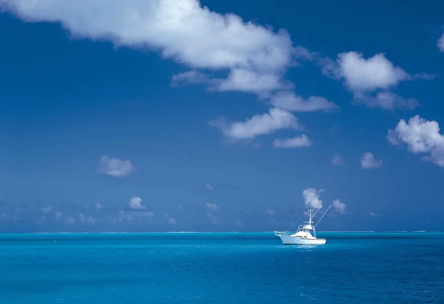 台北河邊在藍調時刻裡的柔和城市光線。