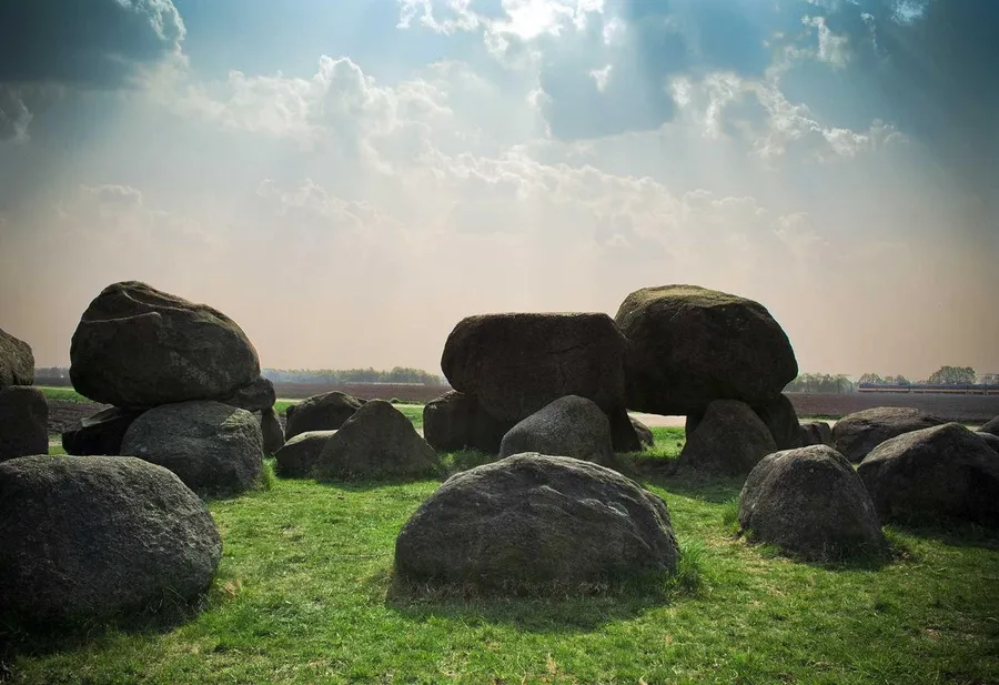 柔和晨光裡的一條安靜京都巷弄。