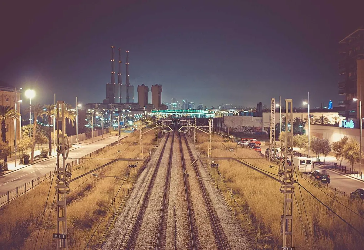 柔和晨光裡的一條安靜京都巷弄。