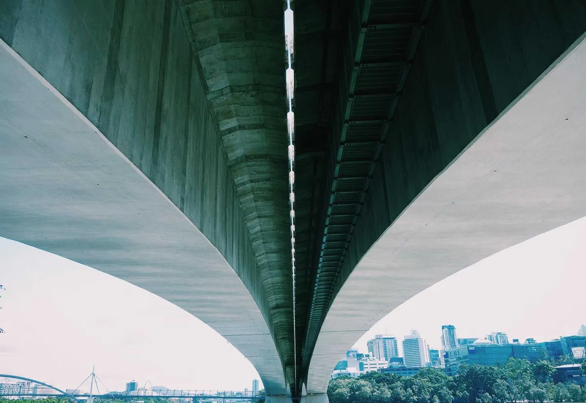 從大眾運輸車窗看見的首爾夜街。